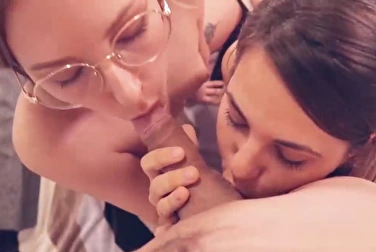 JuliAlexx и Teacher Of Magic делят сперму на двоих после минета (фулл)